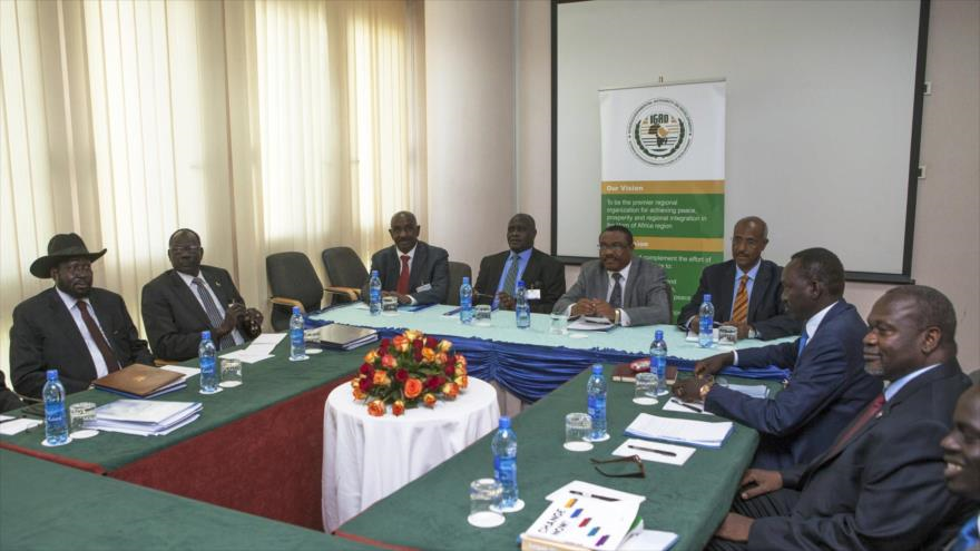 El presidente sursudanés, Salva Kiir, y el líder rebelde, Riek Machar, en una reunión en Adís Abeba, la capital de Etiopía. 3 de marzo de 2015