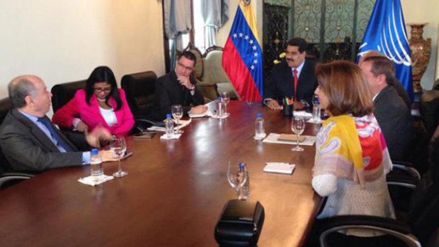 Autoridades venezolanas reciben a la delegación de la Unasur en la Casa Amarilla (sede de la cancillería). 6 de marzo de 2015