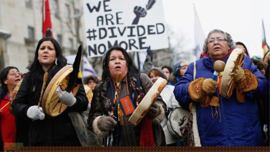 Mujeres aborígenes marchan hacia el parlamento canadiense en Ottawa (capital de Canadá), para pedir al gobierno a investigar la violación de sus derechos