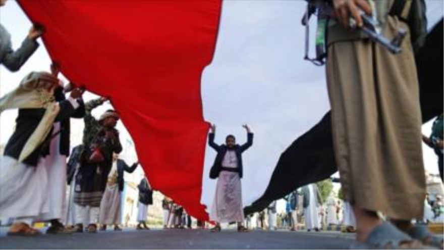 Los manifestantes llevan una bandera de Yemen durante su marcha en apoyo a Ansarolá, 6 de marzo 2015
