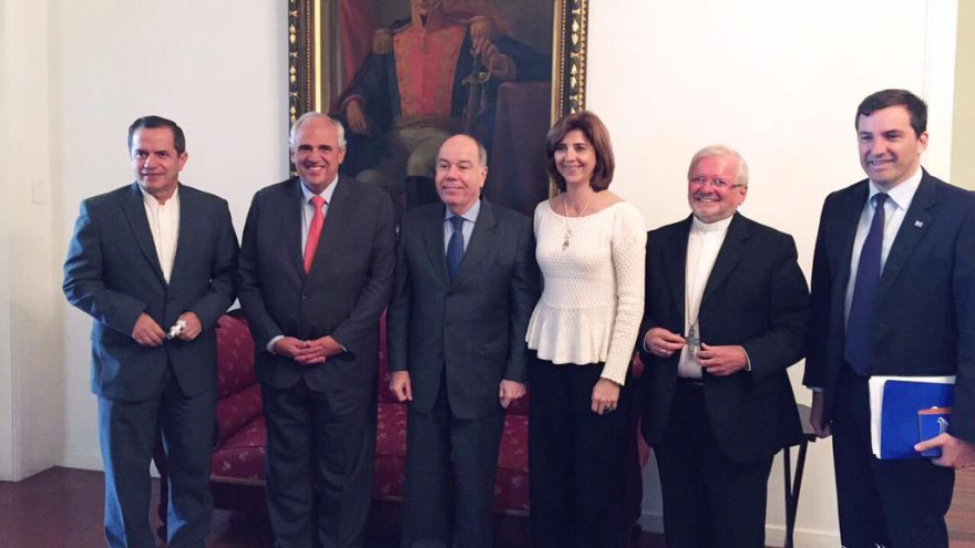 Delegación de Unasur junto con el Nuncio Apostólico Aldo Giordano (2º d)