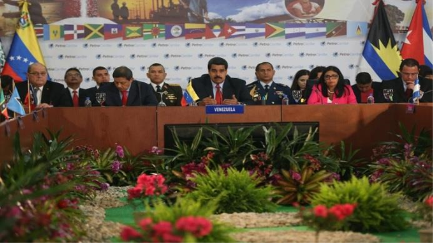 El presidente venezolano, Nicolás Maduro, encargado de leer el texto de la declaración de Petrocaribe, 6 de marzo de 2015 