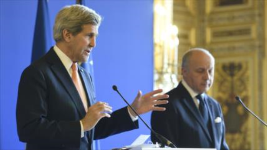 El secretario de Estado de EE.UU., John Kerry y su par francés, Laurent Fabius, durante una rueda de prensa en París, capital de Francia, 7 de marzo de 2015