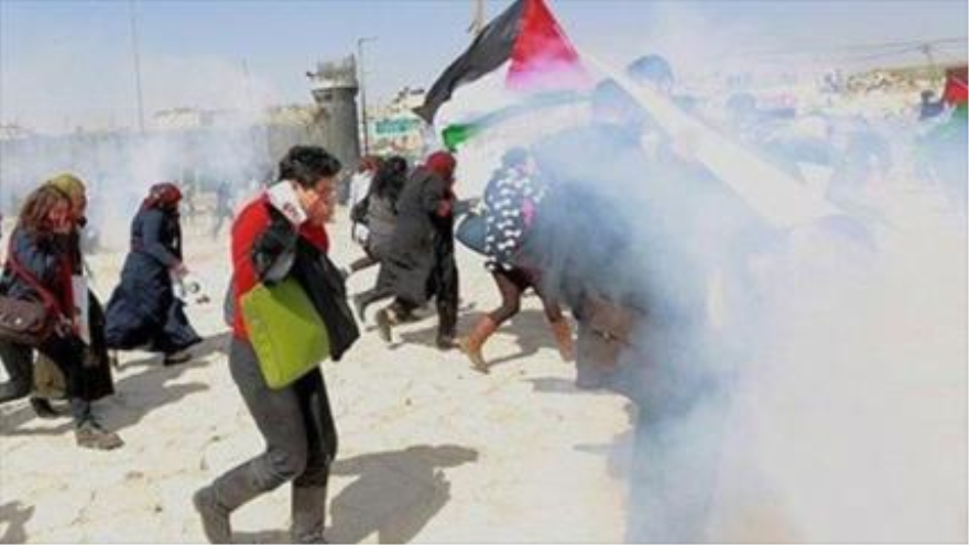 Las fuerzas israelíes chocan con manifestantes palestinos en el puesto de control Qalandia entre Al-Quds (Jerusalén) y Ramalá. 7 de marzo de 2015