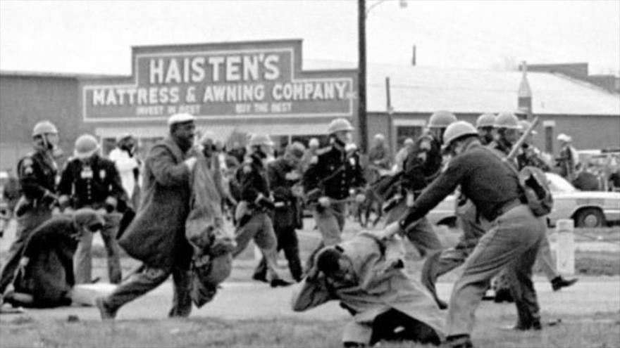 Policía de Selma reprime la marcha pacífica por el derecho al voto de los afroamericanos. 7 de marzo de 1965