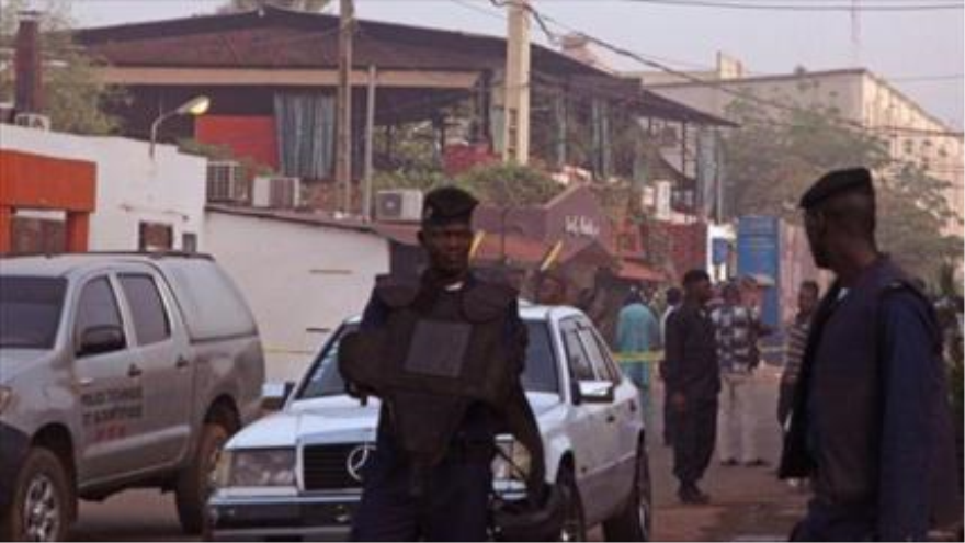 Fuerzas de seguridad mantienen rodeado un restaurante en Bamako (capital de Malí), atacado por hombres armados. 7 de marzo de 2015