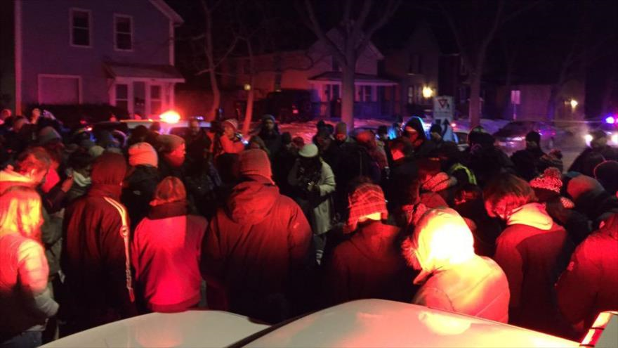Decenas de personas congregadas frente a casa de Tony Robinson denuncian la discriminación racial de Policía de EE.UU., Madison, 7 de marzo de 2015