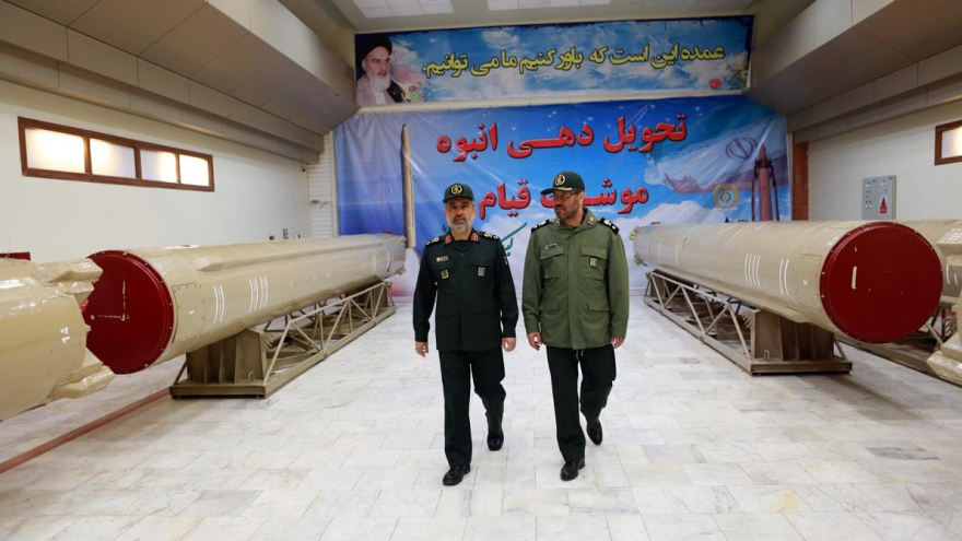 El comandante de la División Aeroespacial del CGRI, Amir Ali Hayizade (Izquierda) y el ministro de Defensa, Husein Dehqan, junto a los misiles balísticos ‘Qiam’. 8 de marzo de 2015