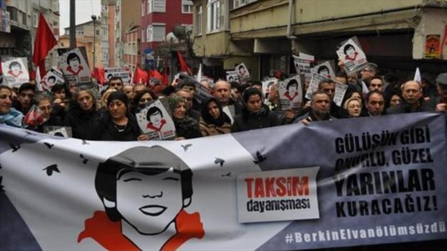 Ciudadanos turcos conmemoran a Berkin fallecido el 11 de marzo de 2014