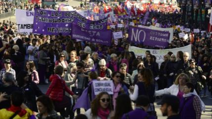 Miles de mujeres marchan contra desigualdad de género en España 