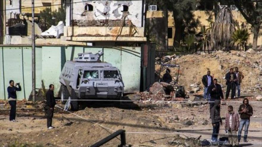 Miembros de las Fuerzas de Seguridad egipcias inspeccionan el lugar donde se produjo uno de los ataques perpetrados contra las fuerzas de seguridad y la policía en Al-Arish al norte del Sinaí, Egipto.