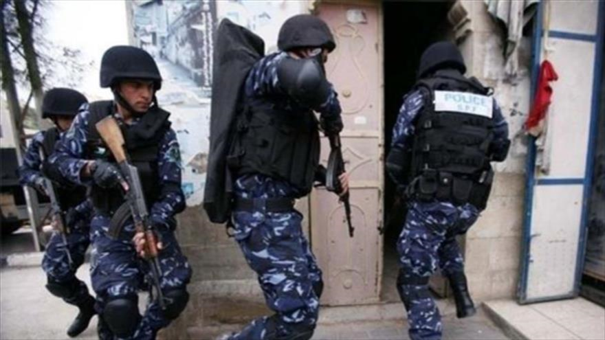 Fuerzas de seguridad palestinas lanzan una redada contra la casa de un palestino en Cisjordania