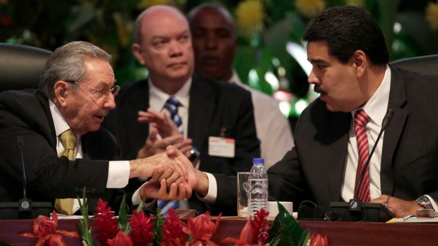 Los presidentes de Cuba y Venezuela, Raúl Castro (izquierda) y Nicolás Maduro (derecha)