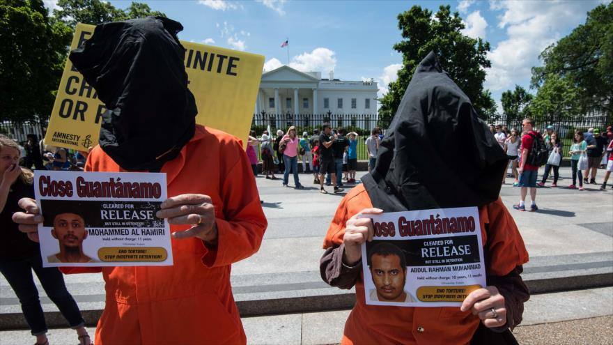 Una protesta contra las torturas y encarcelamientos indefinidos en Guantánamo ante la Casa Blanca