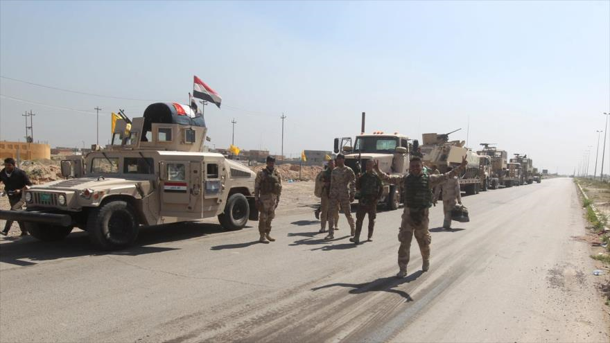 Soldados iraquíes celebrando su victoria sobre los takfiríes a las puertas de Tikrit, 10 de marzo de 2015