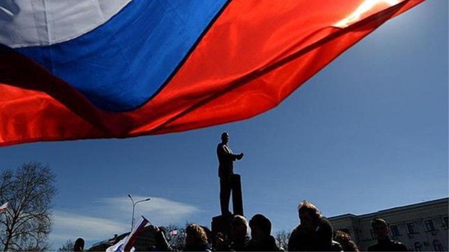 Gente celebrando la anexión de Crimea a Rusia en la plaza Lenin de Crimea