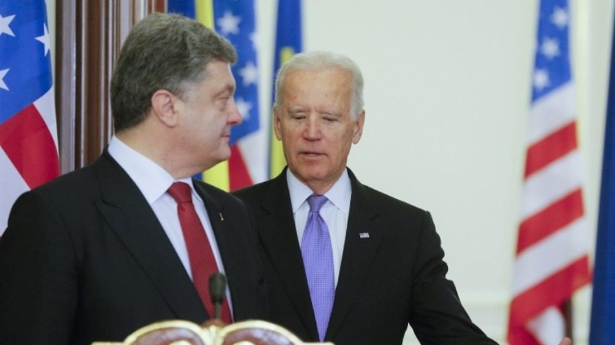 El vicepresidente de Estados Unidos, Joseph Biden (derecha), y el presidente ucraniano, Petro Poroshenko (izquierda)