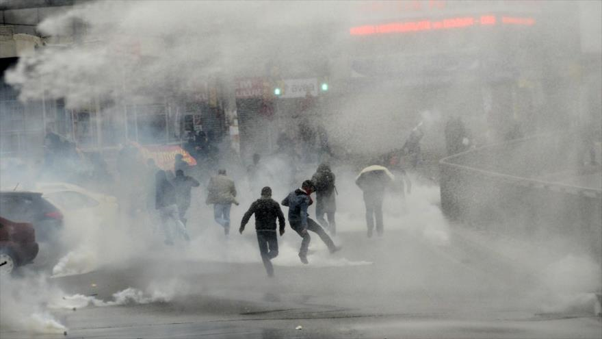 El uso excesivo de gases lacrimógenos por parte de la policía turca contra los manifestantes antigubernamentales. 11 de marzo de 2015