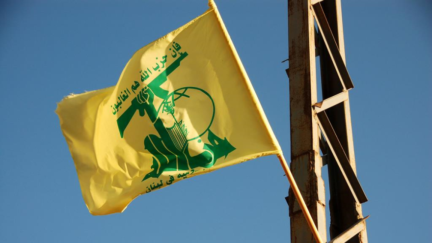 La bandera del Movimiento de Resistencia Islámica de El Líbano (Hezbolá)