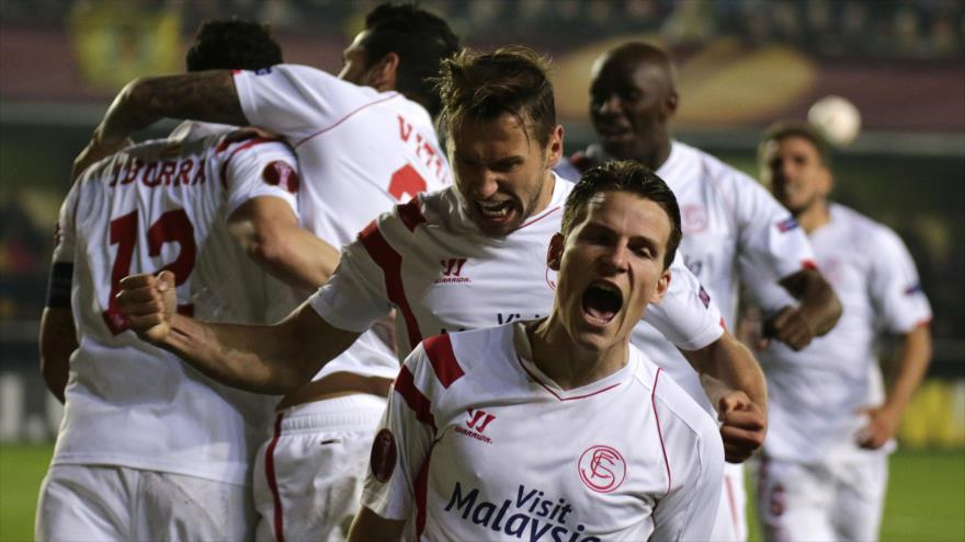 El jugador del Sevilla, Kevin Gameiro, celebra su gol con sus compañeros. 12 de marzo de 2015