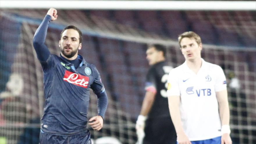 El jugador del Nápoles, Gonzalo Higuaín, celebra uno de sus tres goles ante el Dinamo de Moscú. 12 de marzo de 2015