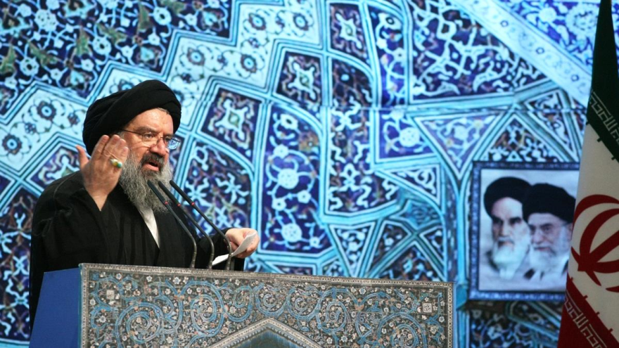 El ayatolá Seyed Ahmad Jatami, ofreciendo los sermones del rezo del viernes en Teherán, capital iraní. 13 de marzo de 2015