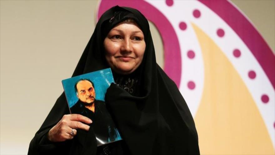 Masume Karami sostiene una foto de su esposo, Masud Alimohamadi, el científico nuclear iraní asesinado en 2010