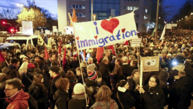 Miles se manifiestan en Alemania en apoyo a refugiados