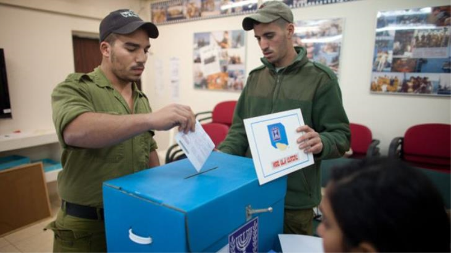 Militares israelíes votan antes de otros israelíes