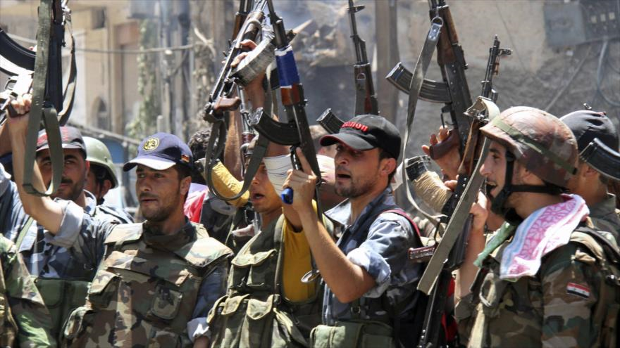 Un grupo de los soldados sirios festejan una victoria frente a los grupos terroristas