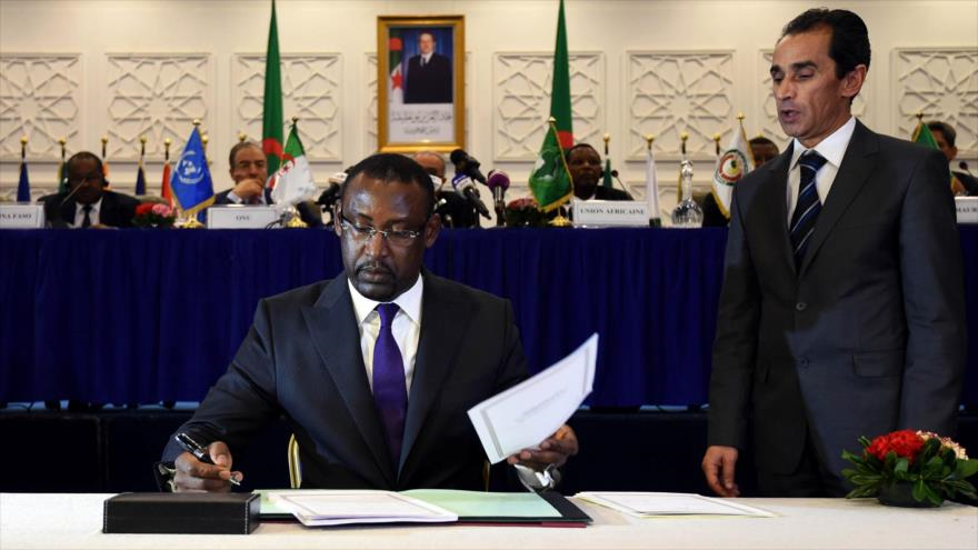 El canciller de Malí, Abdoulaye Diop, firma el acuerdo de la paz en Argel, la capital de Argelia, 1 de marzo de 2015