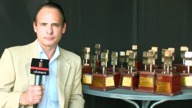 Micrófono de Oro entregado al presentador de “Detrás de la Razón” de HispanTV