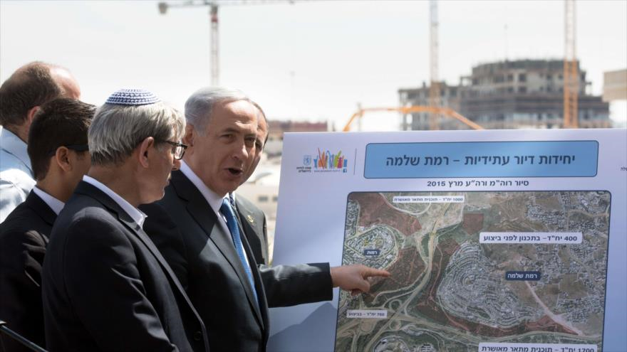 El saliente premier israelí, Benyamin Netanyahu, muestra un mapa de las nuevas construcciones israelíes en la parte oriental de Al-Quds. 16 de marzo de 2015