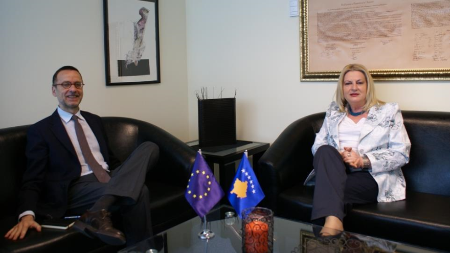 Diplomático italiano, Fernando Gentilini (i), y vice primer ministra de kosovar, Edita Tahiri (d)