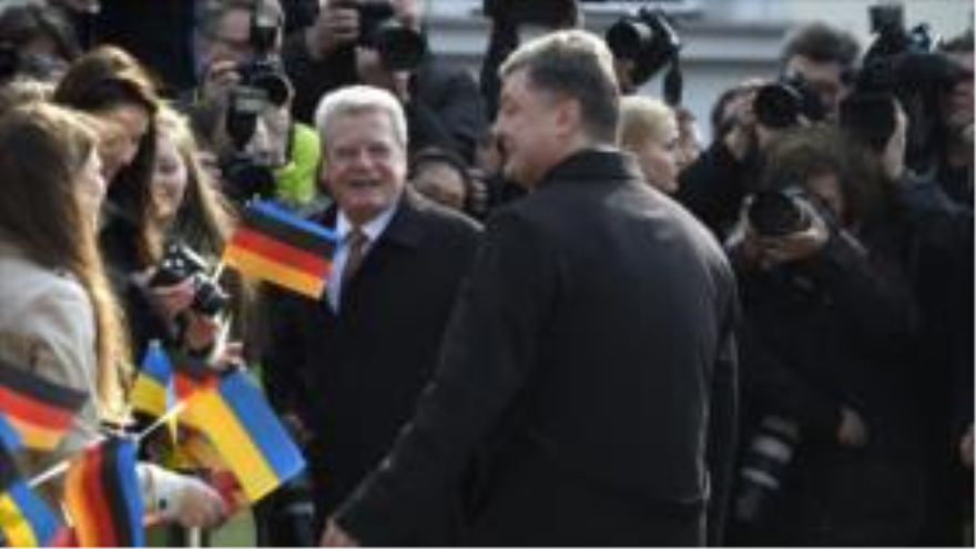 El presidente ucraniano, Petro Poroshenko, en un acto junto al presidente alemán, Joachim Gauck, durante su visita a Berlín, 16 de marzo de 2015