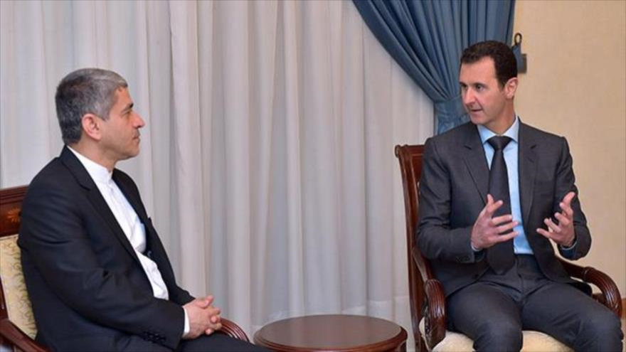 Presidente sirio, Bashar al-Asad en un encuentro con el ministro de Economía iraní, Ali Tayenbia en Damasco. 16 de marzo de 2015