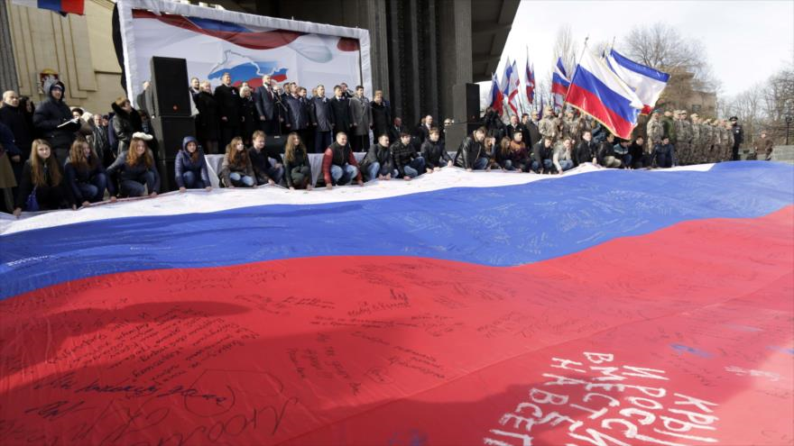 En Simferópol, los jóvenes que celebraban el primer aniversario de la reincorporación a Rusia exhibieron una enorme bandera rusa. 16 de marzo de 2015