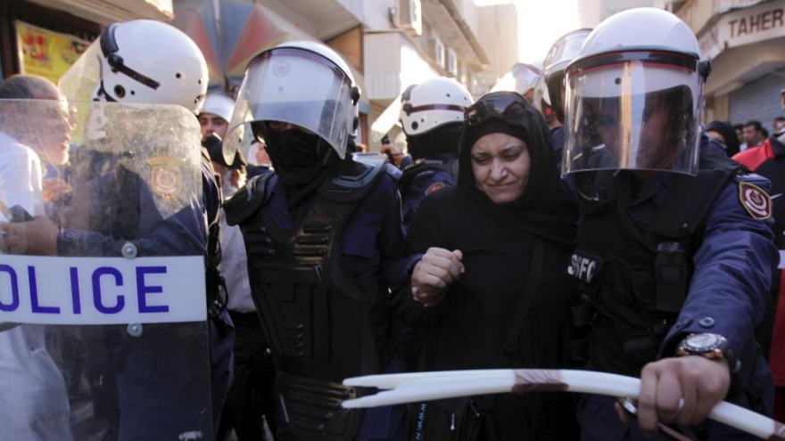 Fuerzas de seguridad bareiníes detienen a una activista política durante una protesta contra el régimen de Al Jalifa