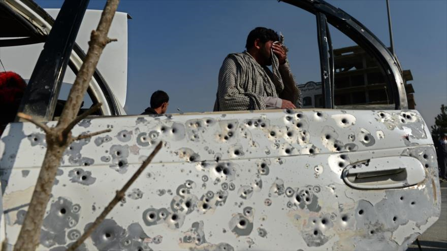 Un coche civil ametrallado por hombres armados en Kabul, capital de Afganistán
