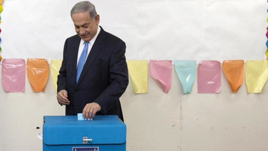 Benyamin Netanyahu, primer ministro del régimen de Israel, votando en elecciones parlamentarias. 17 de marzo 2015