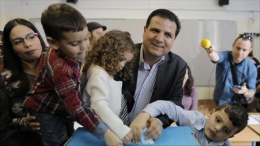 El líder de la Lista Conjunta, Ayman Odeh, y su familia votan en elecciones parlamentarias