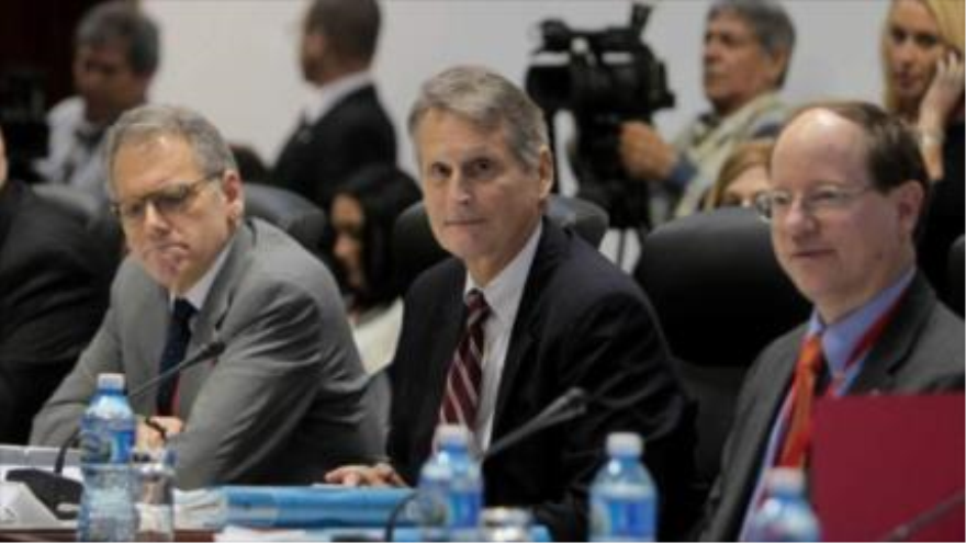 Subsecretario adjunto para América Latina del Departamento de Estado estadounidense, Alex Lee (centro)