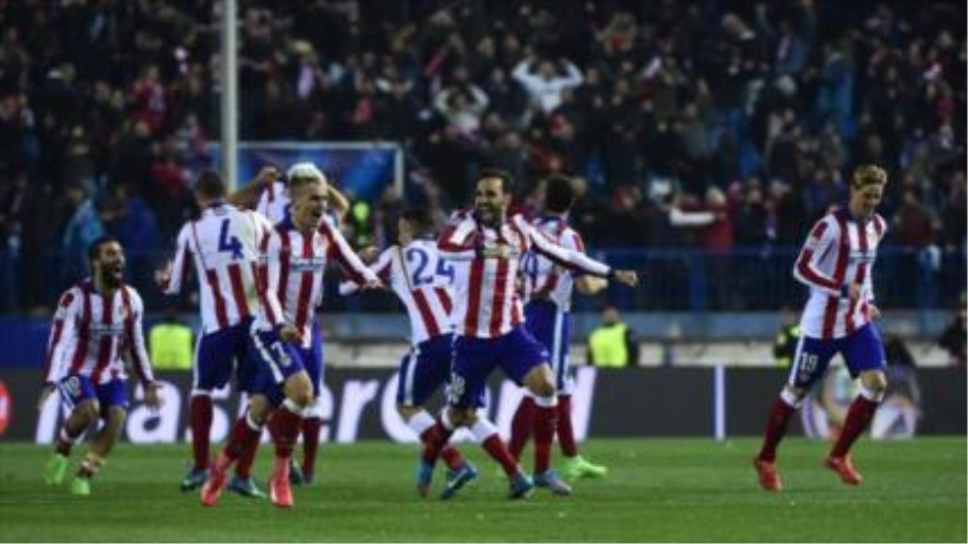 Los jugadores del Atlético de Madrid celebran la clasificación a cuartos de final de la Champions tras derrotar al Bayer Leverkusen. 