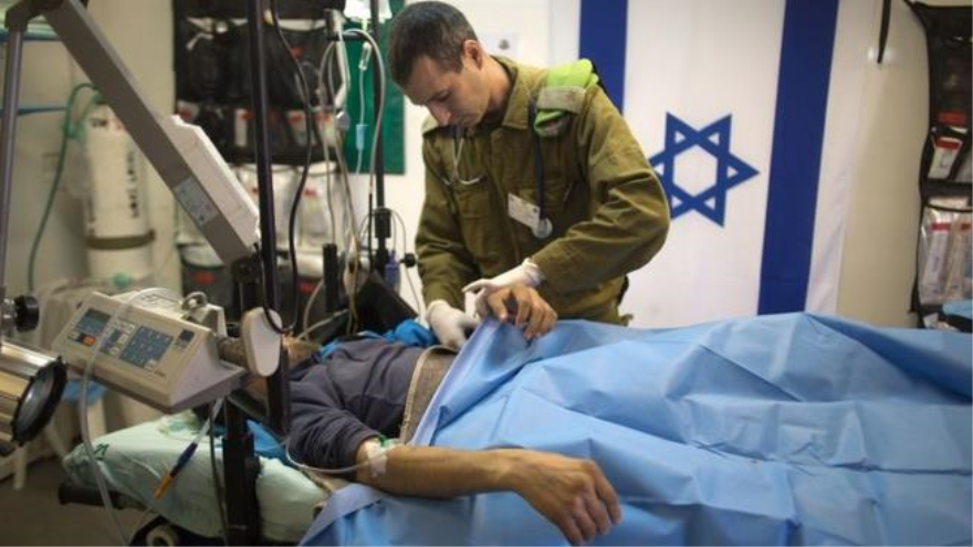 Militar israelí ofrece atención médica a un integrante terrorista de Frente Al-Nusra
