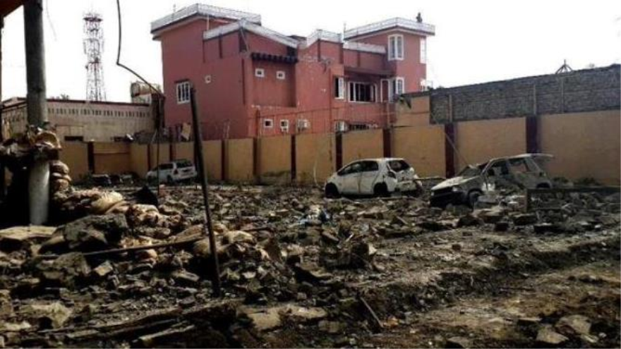 Varios vehículos y un edificio dañado por un ataque suicida de Talibán en la provincia afgana de Helmand. 18 de marzo de 2015