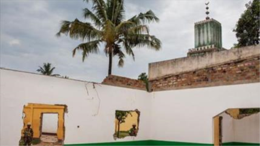 Soldados ruandeses de la Unión Africana custodian el sitio de una mezquita destruida en Bangui