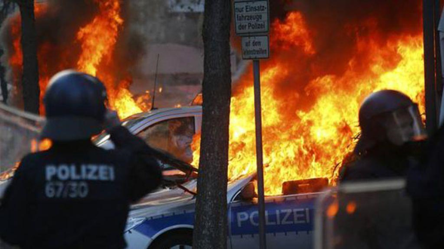 Agentes policiales de Alemania contemplan quema de sus vehículos en Fráncfort 