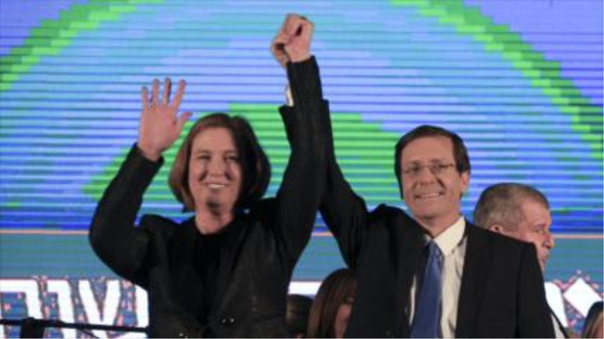 Los líderes del partido de coalición israelí Unión Sionista, Issac Herzog (derecha) y Tzipi Livni (izquierda)
