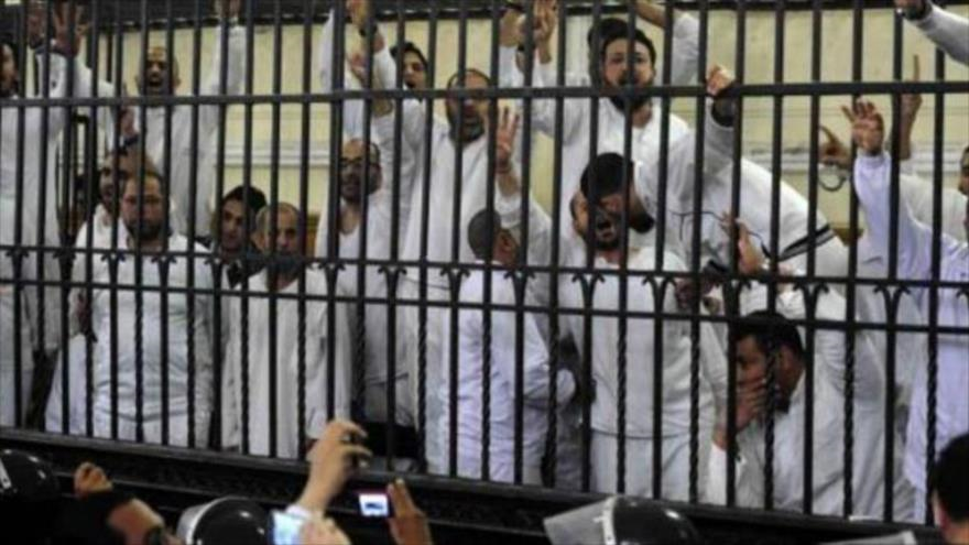 Miembros de los Hermanos Musulmanes en el interior de una jaula de los acusados durante un juicio en Egipto