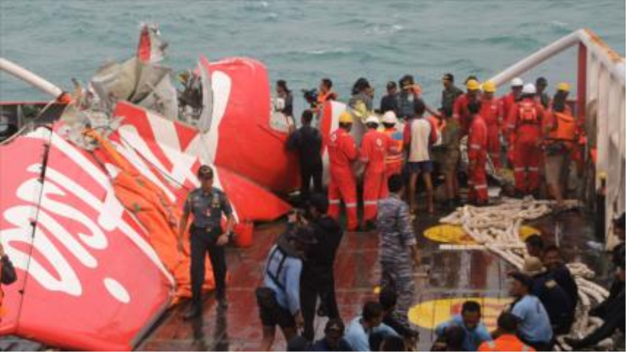 Restos del avión de AirAsia vuelo QZ8501 estrellado en el mar de Java, al sur de Insonesia